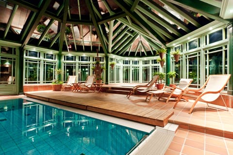 Indoor spa tub
