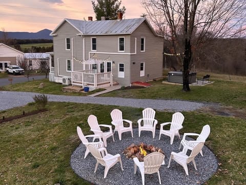 Mountain views, fire pit, hot tub, 2 porches and more! 
