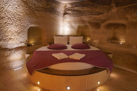 Honeymoon Cave Suite | Individually decorated, individually furnished, soundproofing, free WiFi