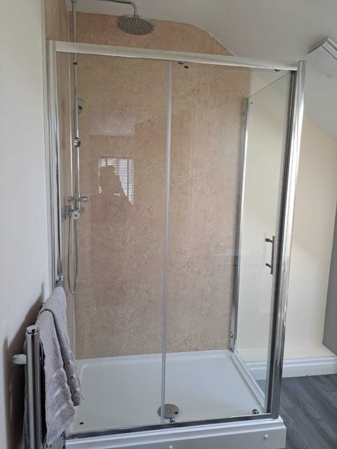 Studio | Bathroom | Shower, towels