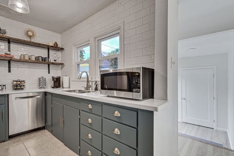 Create Culinary Magic in Our Well-Equipped Kitchen! Cook with Confidence, Knowing You Have Everything You Need for a Delicious Meal