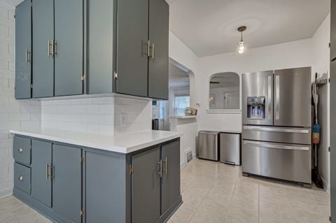 Experience Culinary Bliss in Our Spacious, Fully Equipped Kitchen - Conveniently Located Near the Dining Area and Living Room for Seamless Mealtime Enjoyment!