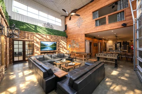9 BR - 21 BEDS - 26 GUESTS 
Corporate • Family • Group Events • bachelor/ette party
Grand Open-Concept Living Space – Soaring Ceilings, Floor-to-Ceiling Windows, and Modern Lounge Seating Creating a Spacious Luxury Retreat for Groups & Gatherings