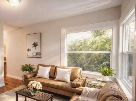 Bright & Inviting Living Room Retreat with Natural Light, Cozy Seating & Relaxing Ambiance – Ideal Vacation Rental Near Top San Diego Attractions, Event Venues, Family Getaways, Group Stays, Weekend Escapes & Extended Stays