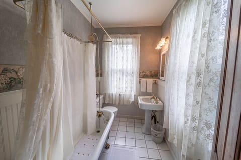 Classic Room | Bathroom | Hair dryer, towels, soap, shampoo