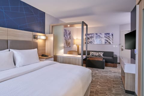 Suite, 1 King Bed | Desk, blackout drapes, soundproofing, iron/ironing board