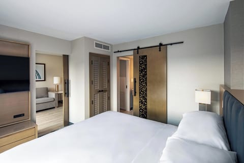 Premium bedding, in-room safe, desk, laptop workspace