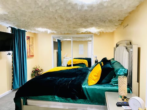 Elite House, 1 Bedroom, Non Smoking, Kitchen | 1 bedroom, laptop workspace, blackout drapes, iron/ironing board