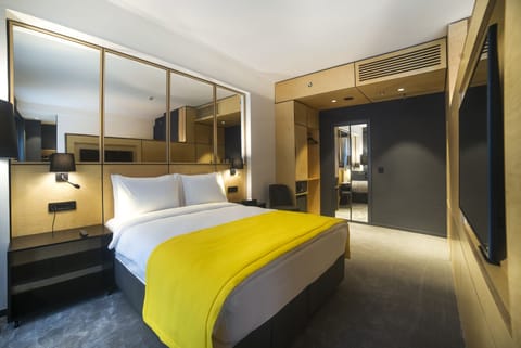 Suite | Egyptian cotton sheets, premium bedding, minibar, in-room safe