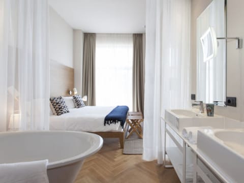 Suite, Lake View | Minibar, in-room safe, desk, blackout drapes