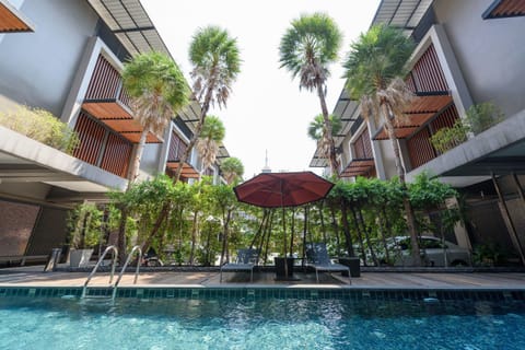 Outdoor pool, pool umbrellas, sun loungers