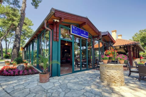 Mediterranean cuisine, alfresco dining 