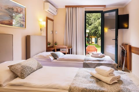 Standard Twin Room | Desk, cribs/infant beds, free WiFi, bed sheets