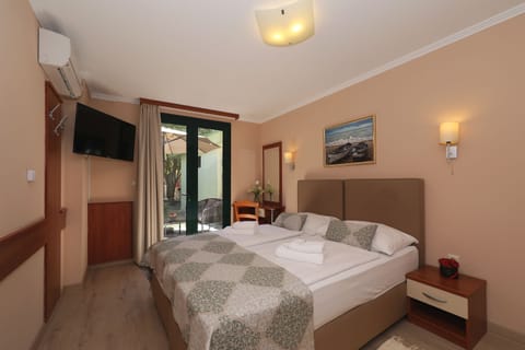 Desk, cribs/infant beds, free WiFi, bed sheets