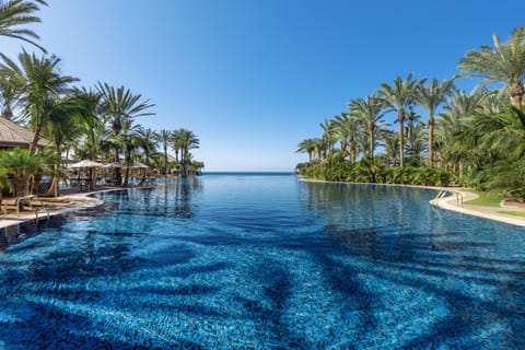 7 outdoor pools, pool umbrellas, sun loungers