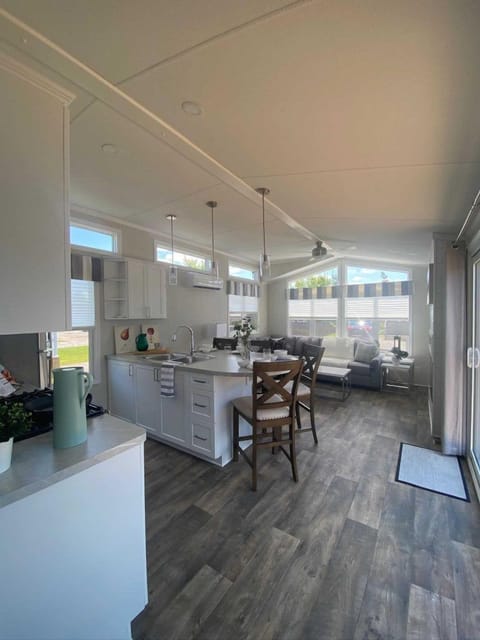 Elite Cottage | Private kitchen | Full-size fridge, microwave, oven, stovetop