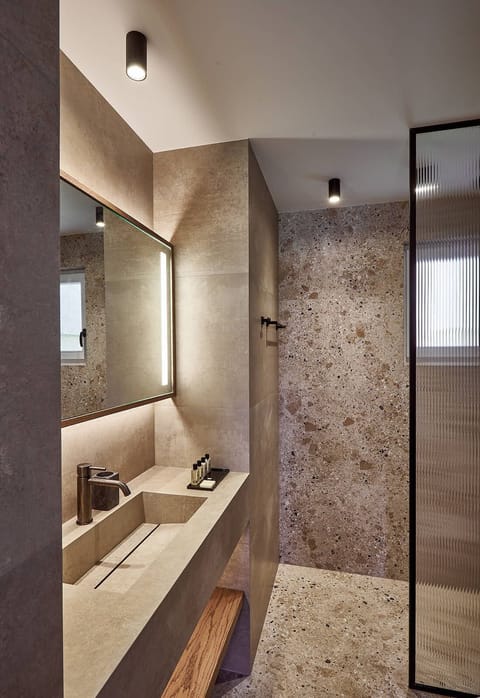 Deluxe Studio Suite | Bathroom | Shower, free toiletries, hair dryer, bathrobes