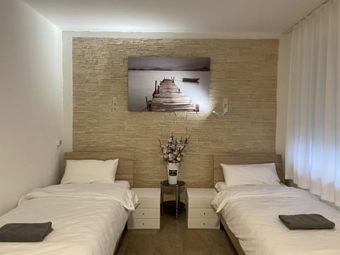 Basic Room, 2 Twin Beds, Shared Bathroom | Desk, free WiFi, bed sheets