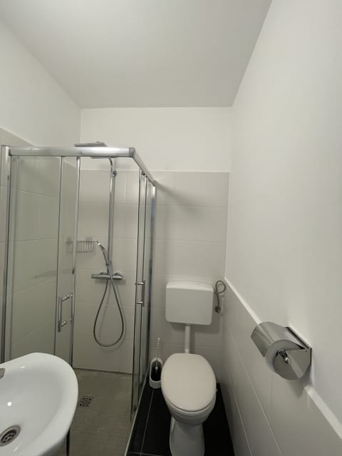 Basic Single Room, 1 Twin Bed, Non Smoking, Shared Bathroom | Bathroom | Towels