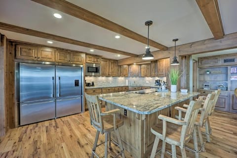 Open Kitchen with Bar Seating for 4