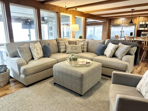 Open concept living, dinning and kitchen.