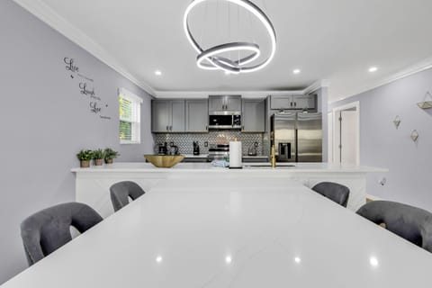 Signature House, 3 Bedrooms, Non Smoking, Terrace | In-room dining
