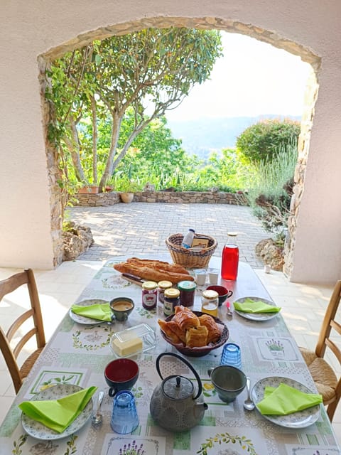 Daily continental breakfast (EUR 7 per person)