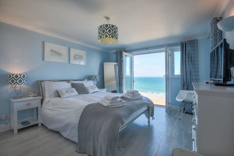 2 bedrooms, individually decorated, individually furnished, free WiFi