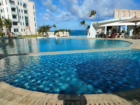 Swim-up bar