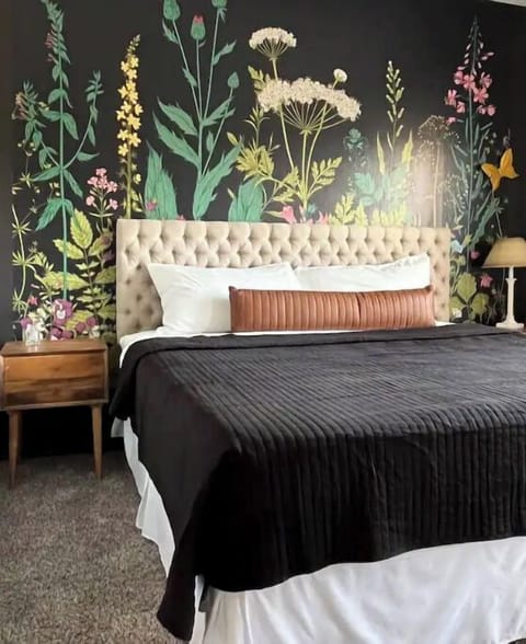 King Bed - New, super comphy Casper Mattress