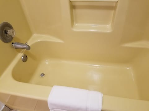 Basic Double Room | Bathroom | Shower, towels