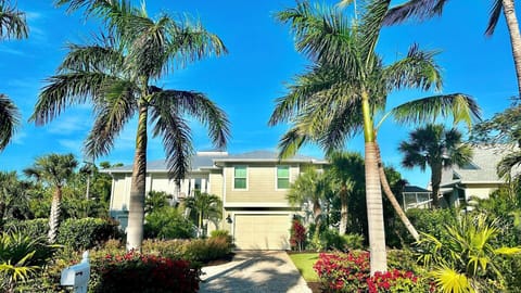 Sea Babe! Near beach, lighthouse. Sleeps 8.