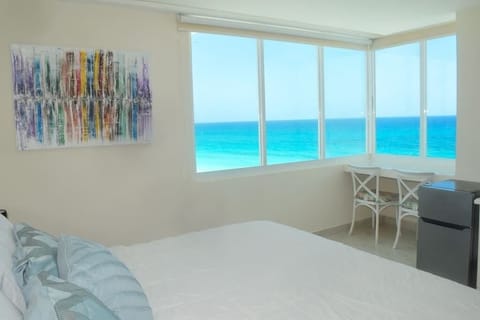 King size bed, ocean front & lagoon view / cama king size, frente al mar y también vista laguna