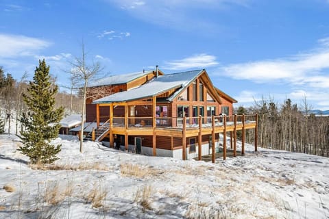 Large Mountain Cabin with stunning views