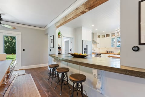 Eat Up Bar - Concrete Island