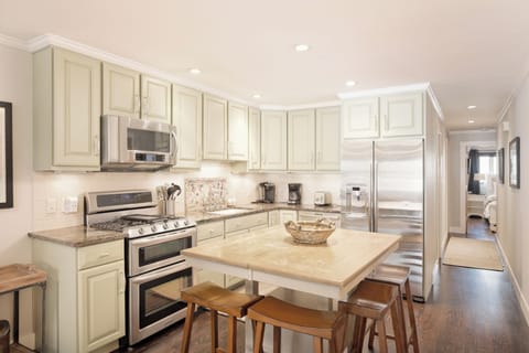 Eat-in kitchen with gas cooktop