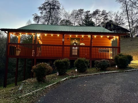 Front view of the cabin!