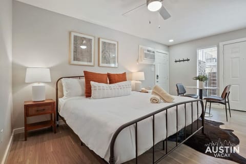 Studio apartment with smart TV and luxury hotel quality linens