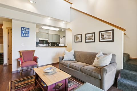 upper level-living room-_dsc3620