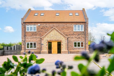 Hedgerows, Burnham Market: Front elevation of Hedgerows with plenty of parking