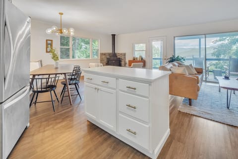 Cabin, 4 Bedrooms | Private kitchen | Coffee/tea maker, fridge, oven, toaster