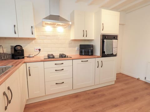 Cottage | Private kitchen | Fridge, dishwasher, electric kettle, toaster