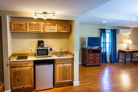 Executive Room | Private kitchen | Coffee/tea maker