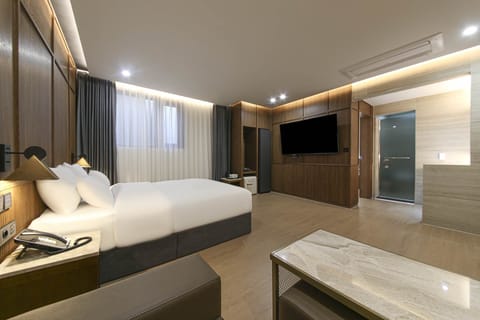 Royal Family Suite (Pets Not Allowed, Breakfast available Tuesday-Sunday, 7:00 AM-9:00 AM) | Down comforters, memory foam beds, desk, laptop workspace