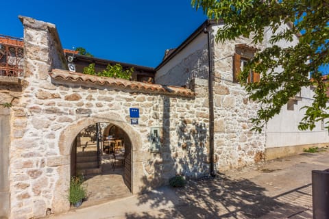 MAIN ENTER TO OLD STONE HOUSE