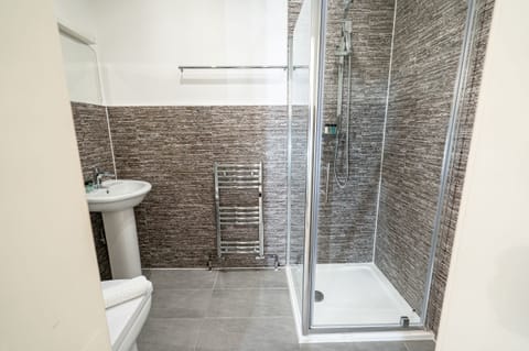 Deluxe Double Room, Ensuite (Huntingdon ) | Bathroom