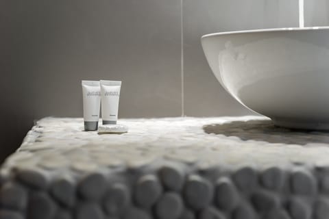 Deluxe Triple Room | Bathroom | Shower, free toiletries, towels