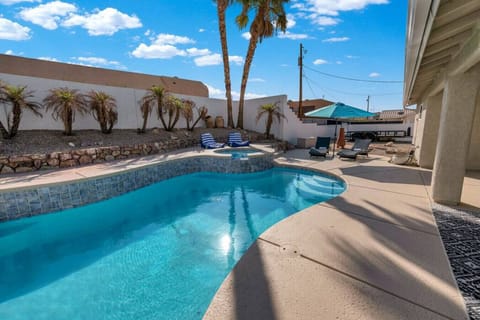 Large private backyard - heatable pool, spa, loungers, covered patio, etc.