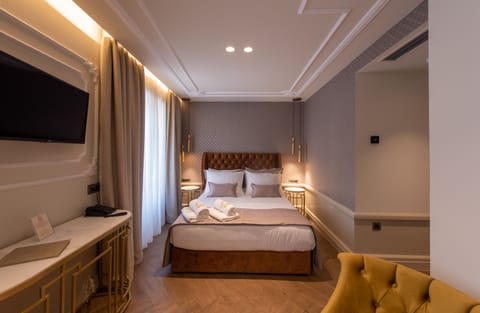 Deluxe Double Room, 1 King Bed | Frette Italian sheets, premium bedding, pillowtop beds, minibar