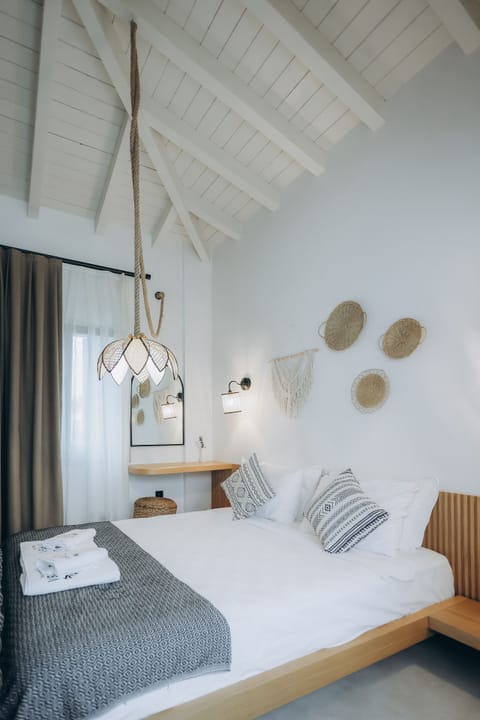 Deluxe Room, 1 Bedroom, Non Smoking, Ensuite | Egyptian cotton sheets, premium bedding, minibar, in-room safe